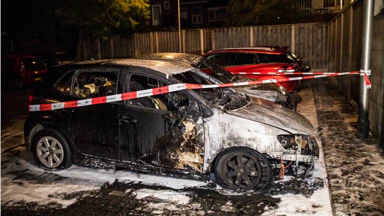 Twee auto's gingen verloren. (Foto: Jack Brekelmans/Persburo-BMS)