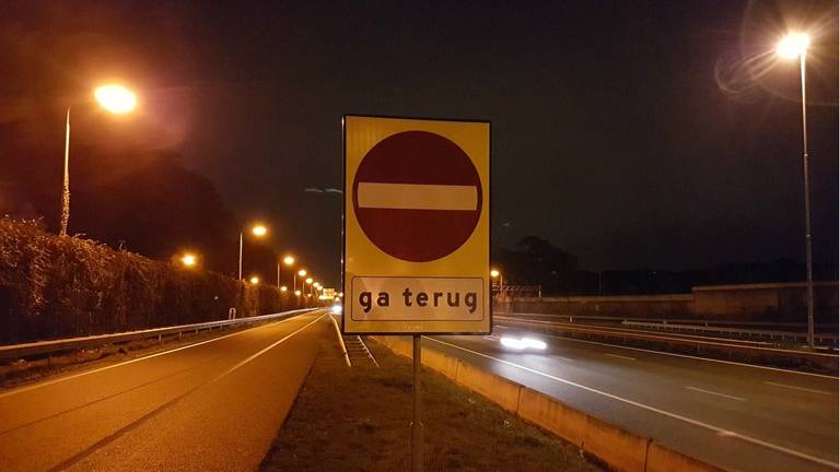 De vrouw reed dertig kilometer tegen het verkeer in. (Foto: Twitter politie)