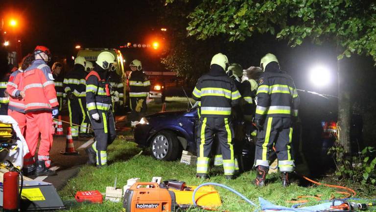 De automobilist wordt bevrijd. (Foto: Marco van den Broek)