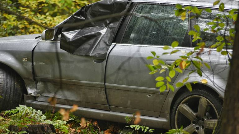 De auto werd gevonden in een bos. (Foto: Toby de Kort)