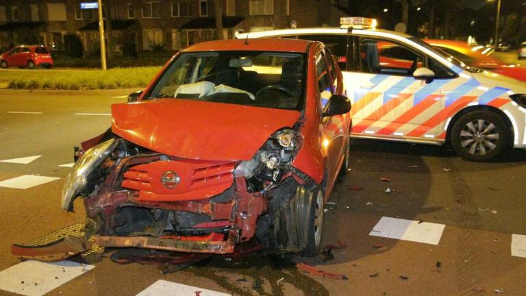 Een rode auto botste maandagavond op een zwarte auto (Foto: Pim Verkoelen)