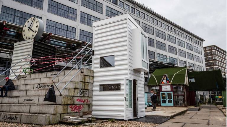 De eerste studenten-zeecontainer op Strijp S in Eindhoven (Foto:Rob Engelaar)