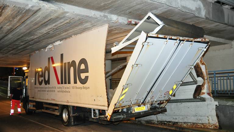 De vrachtwagen heeft behoorlijke schade. (Foto: FPMB/Marvin Doreleijers)