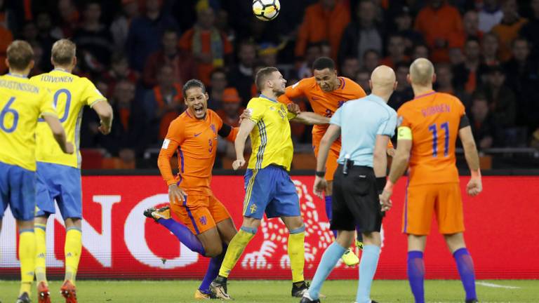 Virgil van Dijk in actie voor Oranje (foto: VI Images)
