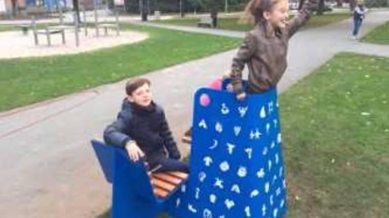 Charlie op de Buddy Bench