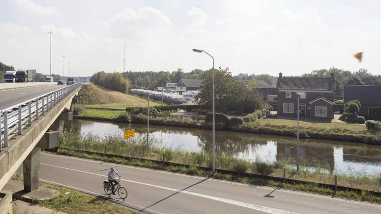 Rechts staat het huis van de familie Smetsers. Links ligt de A58 die op dit punt wordt verbreed (Foto: Rijkswaterstaat)