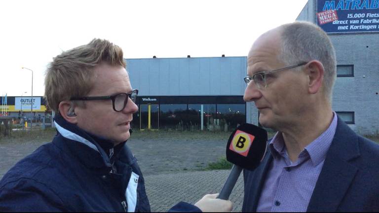 Verslaggever Floyd Aanen in gesprek met SGP'er Richard Tiemstra voor het beoogde pand