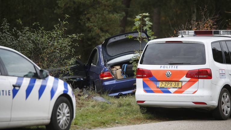 In de vluchtauto van de criminelen werd een grote band gevonden, mogelijk voor een ontsnapping. (Bron: Weertdegekste.nl)