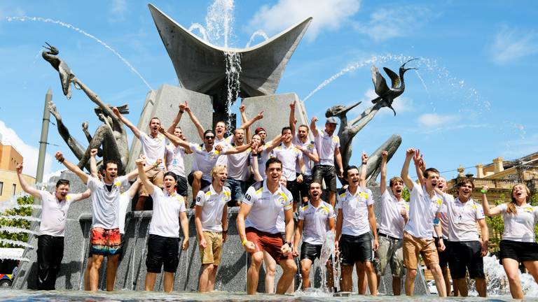 Feest in de fontein van Adelaide. (Foto: Bart van Overbeeke)