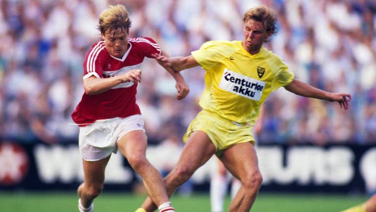 Stan Valckx als VVV'er (rechts) in actie tegen PSV's middenvelder Sören Lerby (foto: VI Images).