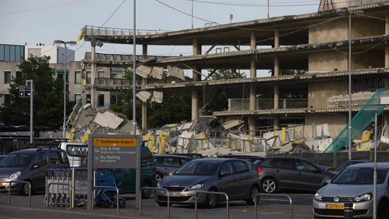 De parkeergarage bij Eindhoven Airport stortte eind mei 2017 gedeeltelijk in (foto: archief).