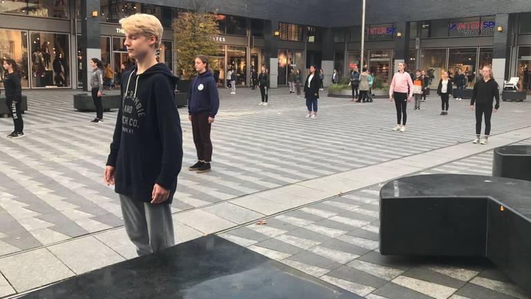 Op het Pieter Vreedeplein staan vrijdag aan het begin van de avond vijftig kinderen tussen de 12 en 17 jaar in rijen opgesteld. (foto: Eva de Schipper)