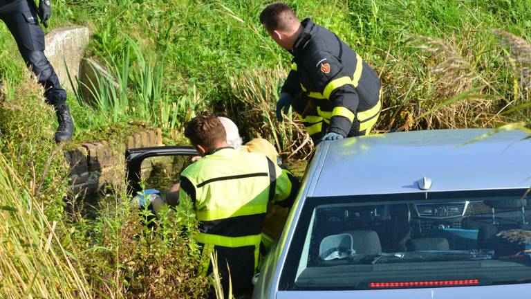 De man werd door de brandweer uit het water geholpen (Foto: Perry Roovers)