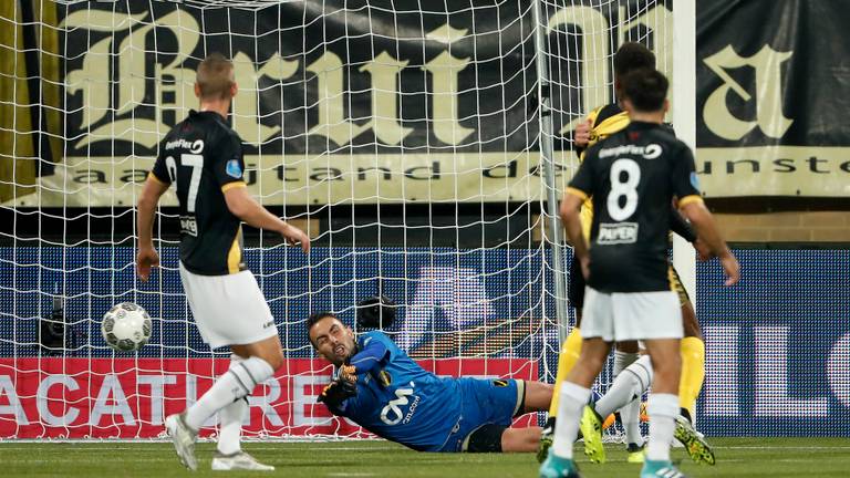 NAC-keeper Mark Birighitti kon de goal van Roda niet voorkomen (Foto: VI Images). 