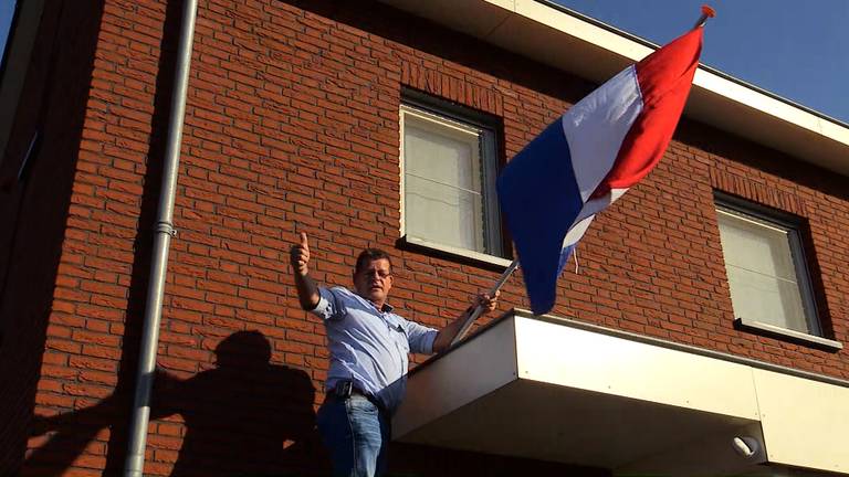 Frank Rovers hangt de vlag uit. 