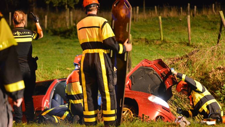 Auto raakt van de weg in Breda, bestuurder zwaargewond (Foto: Perry Roovers)