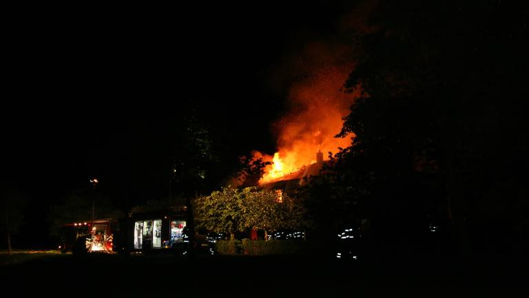 Vlammen sloegen uit het dak. (Foto: SK-Media)