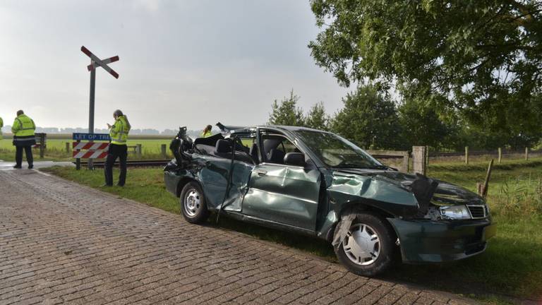 Het wrak van de auto na de aanrijding. (Foto: Tom van der Put/SQ Vision)