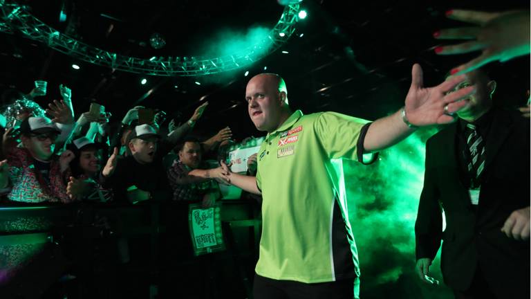 Michael van Gerwen baant zich een weg naar het podium. (Foto: Lawrence Lustig/PDC)