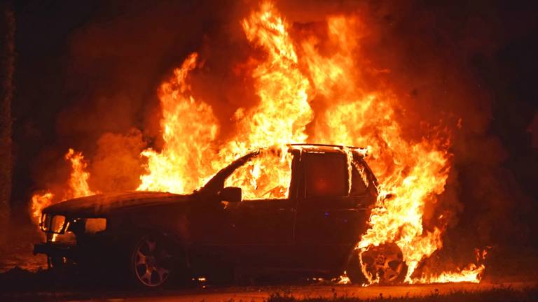De vlammen verwoestten drie auto's. (Foto: Alexander Vingerhoeds/Oscura Foto)