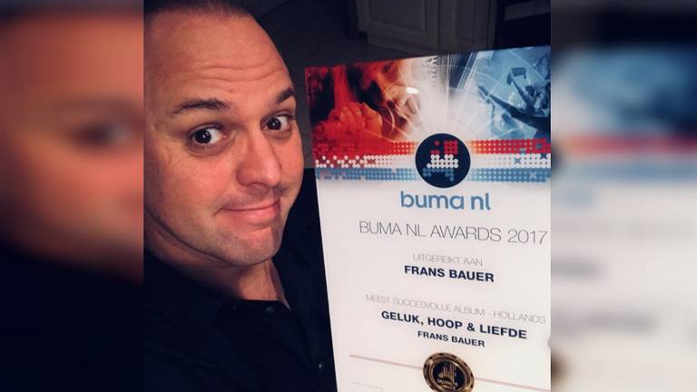 Frans is ontzettend blij met de prijs (Foto: Instagram Frans Bauer)