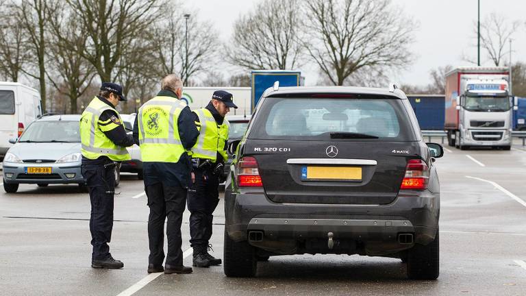 Agenten bij verkeerscontrole (Foto: politie)