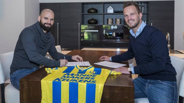 Hans Mulder tekent contract. Foto: RKC Waalwijk