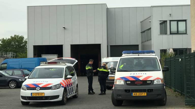 Veel politie voor de deur van het autoverhuurbedrijf (foto: Bart Meesters/Meesters Multi Media).