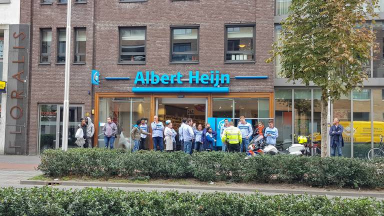 Personeel en klanten van Albert Heijn staan buiten te wachten (foto:Toby de Kort/De Kort Media)