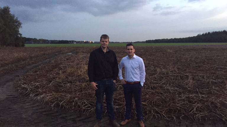 Jacob van den Borne en Ralf Lavrijsen op de plek waar de windmolens moeten komen