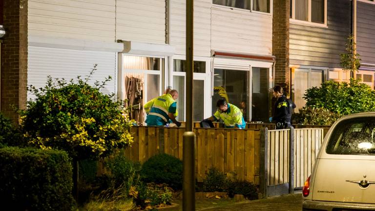 Het slachtoffer is naar een ziekenhuis gebracht. (Foto: Marcel van Dorst)
