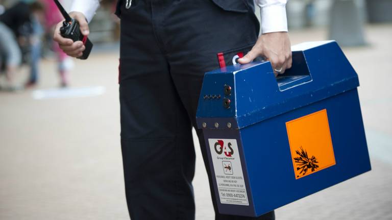 De man gedroeg zich vreemd bij het bankgebouw. (Foto: ANP)