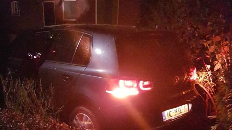 De auto werd in een voortuin gevonden. Foto: politie Den Bosch