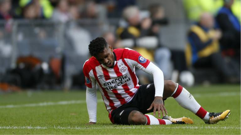 Jürgen Locadia raakte geblesseerd tijdens de wedstrijd tegen Heracles Almelo. (Foto: VI Images)