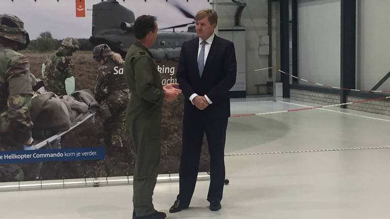 Koning Willem-Alexander brengt werkbezoek aan vliegbasis Gilze-Rijen.