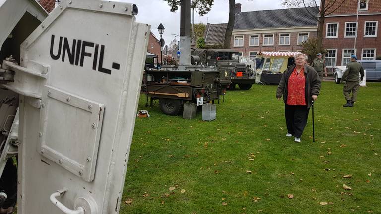 Legervoertuigen op het Vrijthof (foto Dirk Verhoeven)