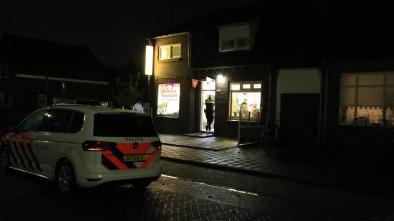 De daders kwamen binnen en haalden een vuurwapen tevoorschijn. Foto: Harry Grijseels/ SQ Vision