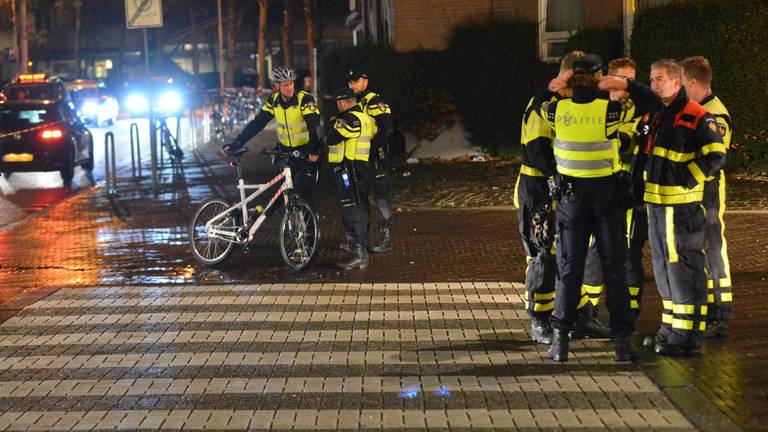 De politie doet onderzoek. (Foto: Perry Roovers)