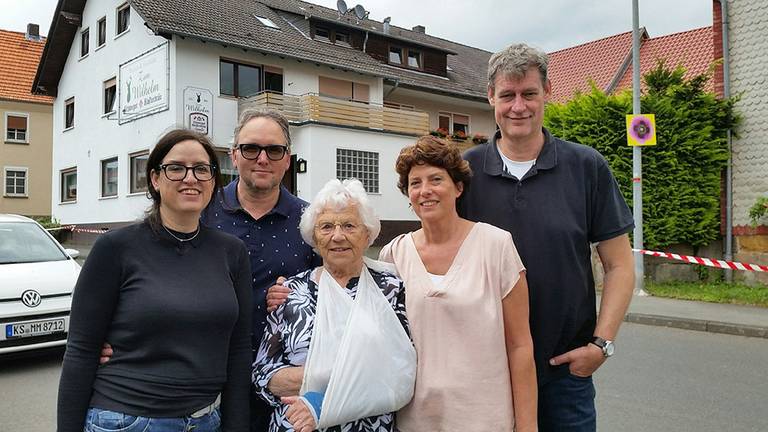 De zussen Petra (links) en Astrid, met hun mannen en moeder. Foto: AVROTROS