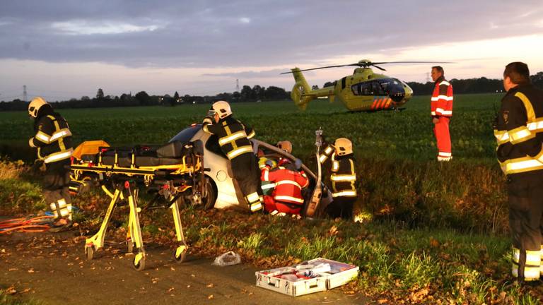 De auto belandde in de greppel. (Foto: Marco van den Broek)