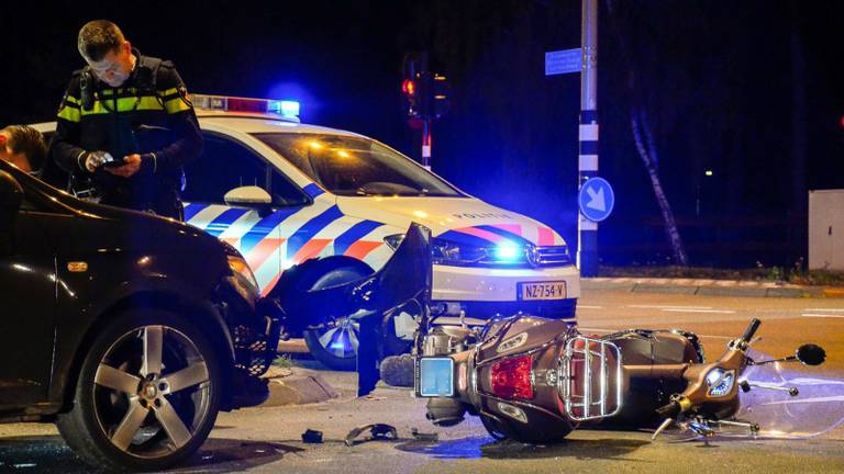 Twee gewonden bij ongeluk in Tilburg. (Foto: Diederik Cools/ Stuve Fotografie)