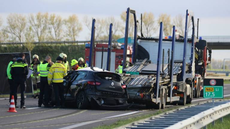 Het slachtoffer raakte bekneld in zijn auto.(foto: Roland de Jong)