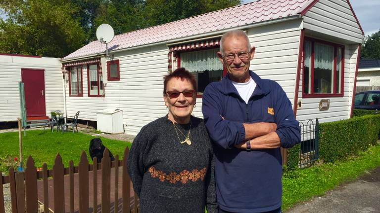 Monika en Wim voor hun caravan