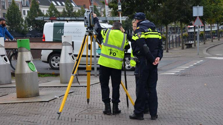 Politie doet extra metingen op het zebrapad. (Foto: Perry Roovers)