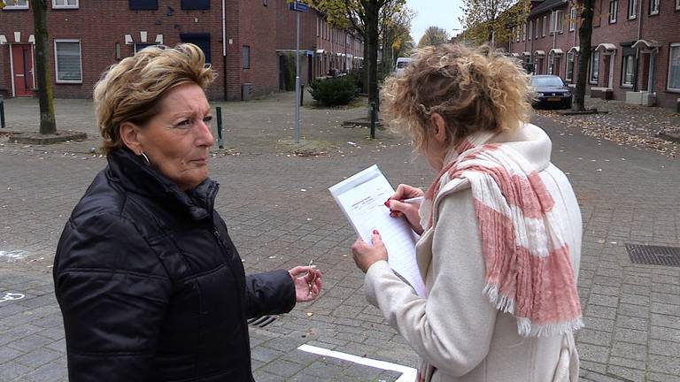 Buurtbewoners zetten hun handtekening.