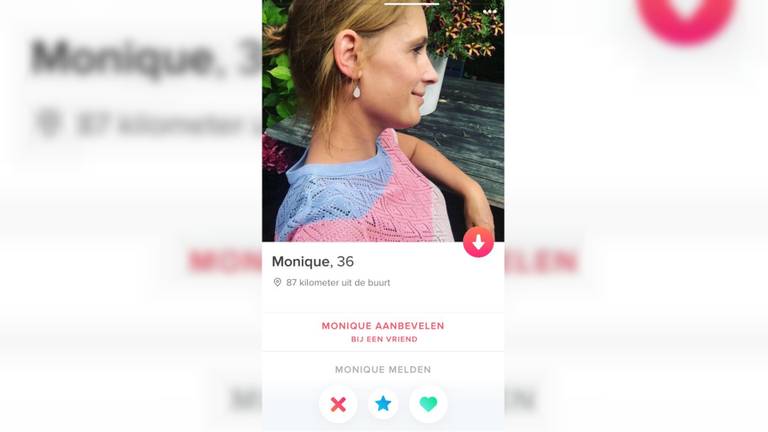 'Monique' doet zich voor als Merel op Tinder.