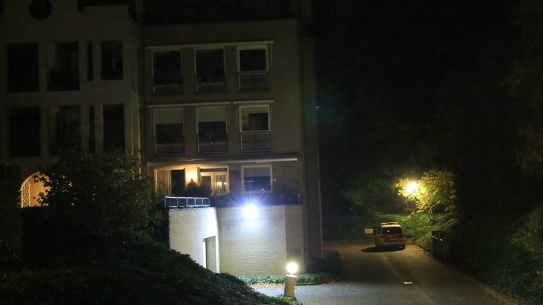 De politie bij de flat in Helmond (foto: Harrie Grijseels/SQ Vision)