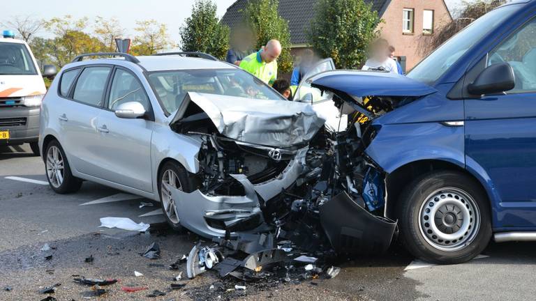 Ongeluk met meerdere auto's in Rijsbergen (Foto: Perry Roovers)