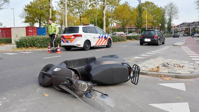 Politieauto en scooter botsen op de Spoorlaan Tilburg (Foto: Jules Vorselaars)