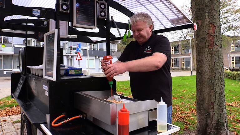 Radim is lekker aan het kokkerellen op zijn bakfiets. (Foto: Raymond Merkx)